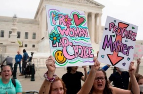 Γυναίκες στις ΗΠΑ διαμαρτύρονται για την απαγόρευση των αμβλώσεων