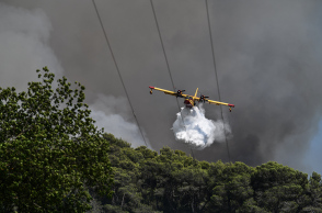 Πυροσβεστικό αεροπλάνο επιχειρεί σε φωτιά