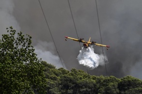 Ελικόπτερο επιχειρεί σε φωτιά