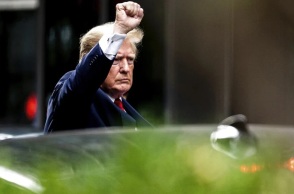 Τραμπ: Προτρέπει το Ανώτατο Δικαστήριο να μην επισπεύσει την ετυμηγορία του για το εάν τελικά χαίρει προεδρικής ασυλίας	