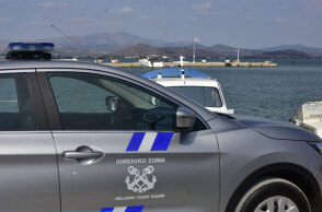 Λιμενικό όχημα στην προβλήτα λιμανιού