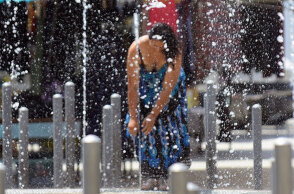 Γυναίκα δροσίζεται σε σιντριβάνι