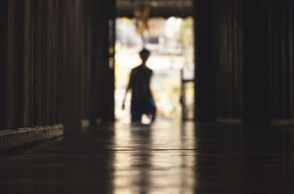 Νεαρό αγόρι στο βάθος διαδρόμου - Φωτογραφία που παραπέμπει σε μυστήριο και κακοποίηση