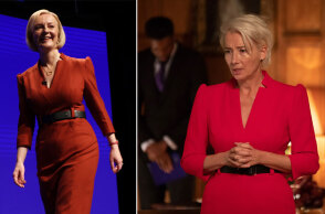 Λιζ Τρας και Έμα Τόμσον με πανομοιότυπο κόκκινο φόρεμα