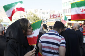 Γυναίκα στο Ιράν σε διαδήλωση στην Τεχεράνη φιλά την ιρανική σημαία