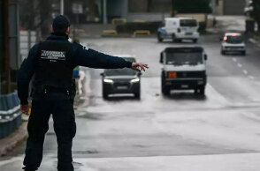 Αστυνομικός κάνει σήμα σε οδηγό να σταματήσει για έλεγχο