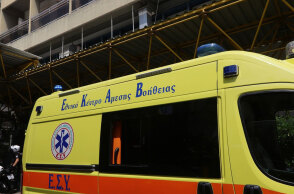 Ασθενοφόρο του ΕΚΑΒ έξω από νοσοκομείο