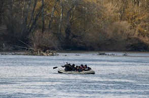 Μετανάστες σε βάρκα 