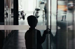 Παιδί σε σκοτεινό διάδρομο - Εικόνα που παραπέμπει σε κακοποίηση παιδιού