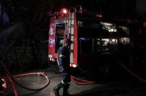 Υπό μερικό έλεγχο η φωτιά στο εγκαταλελειμμένο κτίριο στη Νίκαια