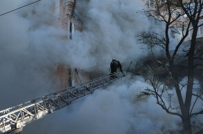 Ουκρανοί πυροσβέστες προσεγγίζουν βομβαρδισμένη πολυκατοικία στο Κίεβο μετά την επίθεση με ρωσικά drones