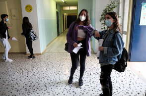 Πώς θα ανοίξουν τα σχολεία τη Δευτέρα εν μέσω της έξαρσης ιώσεων
