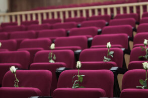 Στη δίκη για το Μάτι συγγενείς των νεκρών άφησαν λευκά τριαντάφυλλα στα έδρανα του δικαστηρίου