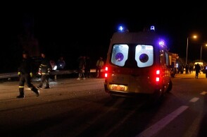 Ασθενοφόρο στο σημείο που σημειώθηκε το τροχαίο