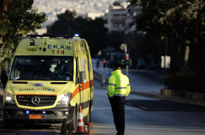 Ασθενοφόρο του ΕΚΑΒ έξω από νοσοκομείο