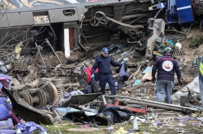 Προσωπικά αντικείμενα των επιβαινόντων στο τρένο στα Τέμπη συλλέγονται μετά το δυστύχημα 