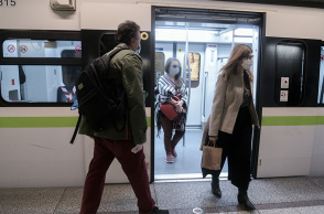 Επιτροπή Λοιμώξεων: Συστάσεις για χρήση μάσκας σε κλειστούς χώρους, νοσοκομεία και ΜΜΜ