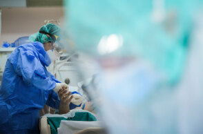 Ασθενής με κορωνοϊό στη ΜΕΘ