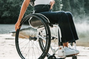 Παρέσυρε και εγκατέλειψε γυναίκα που κινούνταν με αναπηρικό αμαξίδιο 