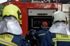 Πυροσβέστες επιχειρούν για την κατάσβεση φωτιάς