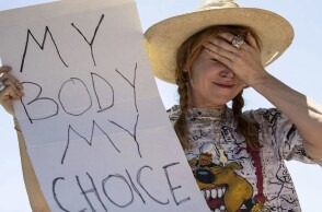 Γυναίκα διαδηλώνει υπέρ του δικαιώματος στην άμβλωση