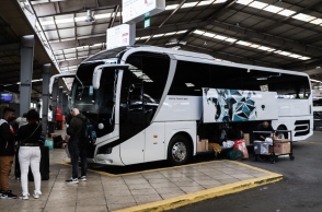 Λεωφορείο του ΚΕΛ με ανοικτή την πλάγια πόρτα φορτώνει βαλίτσες και επιβάτες