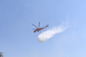 ελικοπτερο πυροσβεστικης ριχνει νερο