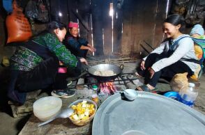 Στα βουνά του Βιετνάμ οι γυναίκες της φυλής Hmong μαγειρεύουν με ό,τι έχουν