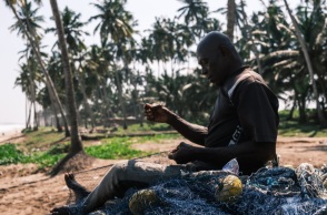 Ψαράς που φτιάχνει τα δίχτυα του στο Cape Coast