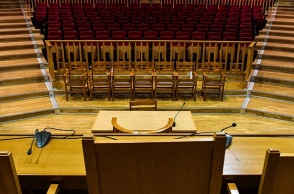 αιθουσα δικαστηριου