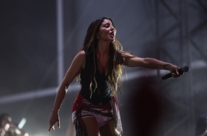 Συναυλία της Μαρίνα Σάττι στην Πλατεία Νερού στο Φάληρο