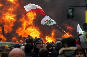 Συγκρούσεις των διαδηλωτών αγροτών με την αστυνομία