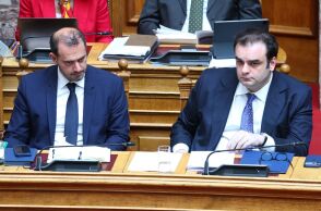 O υπουργός Εθνικής Οικονομίας και Οικονομικών Κυριάκος Πιερρακάκης, μαζί με τον υφυπουργό Γιώργο Κώτσηρα, στα υπουργικά έδρανα της Βουλής, κατά τη συζήτηση του νομοσχεδίου
