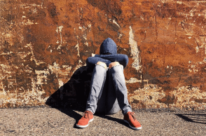 Ανήλικος με τα χέρια και τα πόδια κοντά στο σώμα του