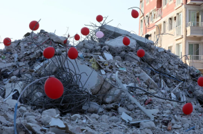 Κόκκινα μπαλόνια στα ερείπια κτιρίου στην Τουρκία που κατέρρευσε μετά τον σεισμό