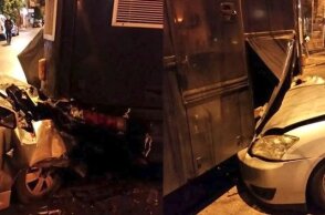 ΙΧ «καρφώνεται» σε κλούβα των ΜΑΤ στα Εξάρχεια 