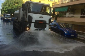 Φορτηγό καθαρίζει το δρόμο 