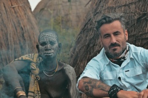 Ο Γιώργος Μαυρίδης μαζί με μέλος της φυλής Μούρσι στην Αιθιοποιία, στα γυρίσματα της εκπομπής Into The Skin