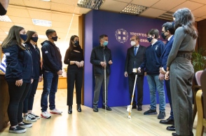 Στιγμιότυπο από τη βράβευση της μαθητικής ομάδας Plaisiobots