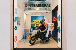 Η νέα εγκατάσταση «Ο Ντελιβεράς-στην εποχή του κορωνοϊού» στη βιτρίνα της Γκαλερί Ζουμπουλάκη στην Αθήνα, στην οδό Κριεζώτου και το γλυπτό της Άννας Βενέτη