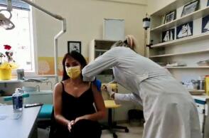 Στιγμιότυπο από τον εμβολιασμό της υφυπουργού Εργασίας, Δόμνας Μιχαηλίδου