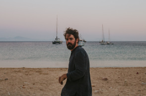 Ο καλλιτέχνης Theodore σε παραλία