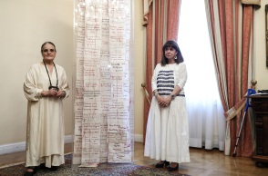 Η ιδρύτρια και Πρόεδρος του Εθνολογικού Μουσείου Θράκης, Αγγελική Γιαννακίδου, στην παράδοση του έργου «Ταμείο Μνήμης» στην Πρόεδρο της Δημοκρατίας, Κατερίνα Σακελλαροπούλου