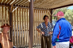 Επίσκεψη της υφ. Εργασίας, Δόμνας Μιχαηλίδου, στην παραλία ΠΙΚΠΑ Βούλας