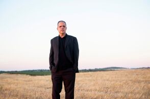 Ο συνθέτης Rodrigo Leao με τα χέρια στις τσέπες στέκεται στην εξοχή