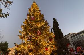 Στιγμιότυπο από τη στολισμένη πλατεία Συντάγματος στην Αθήνα - Χριστούγεννα 2021