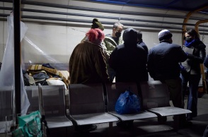 Επίσκεψη Μητσοτάκη στους αστέγους στο λιμάνι του Πειραιά