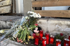 Λουλούδια και κουκλάκια έξω από το σπίτι των παιδιών και της μητέρας που κάηκαν από φωτιά στη Θεσσαλονίκη