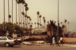 Καμένο κατάστημα επί της Λεωφόρου Πίκο, στα όρια του South Central