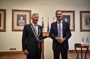 Ο Κώστας Μπακογιάννης με τον βασιλιά του Βελγίου, Φίλιππο κατά τη διάρκεια της απονομής